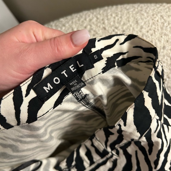 MOTEL zebra pants - Picture 3 of 4